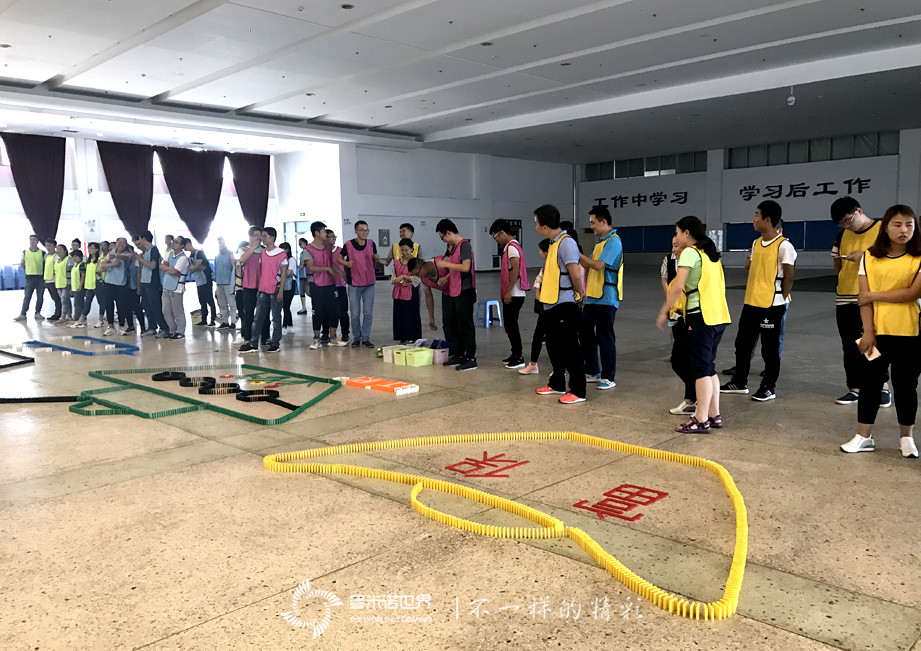富士康多米諾訓(xùn)練營(yíng)“擼起袖子碼骨牌”