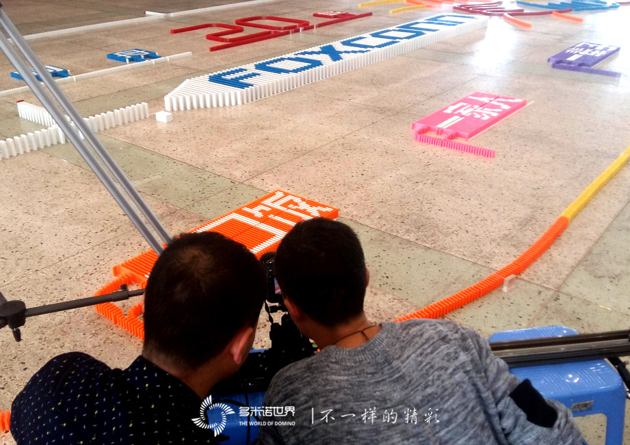 “風(fēng)雨20載，因你而精彩”多米諾骨牌成主角