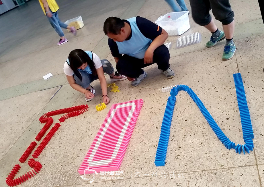 富士康黨團(tuán)干部“兩學(xué)一做”多米諾團(tuán)隊(duì)拓展