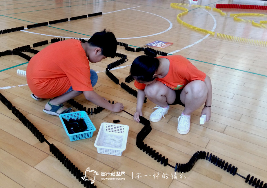 學(xué)而思學(xué)霸挑戰(zhàn)多米諾，提升自我贏未來