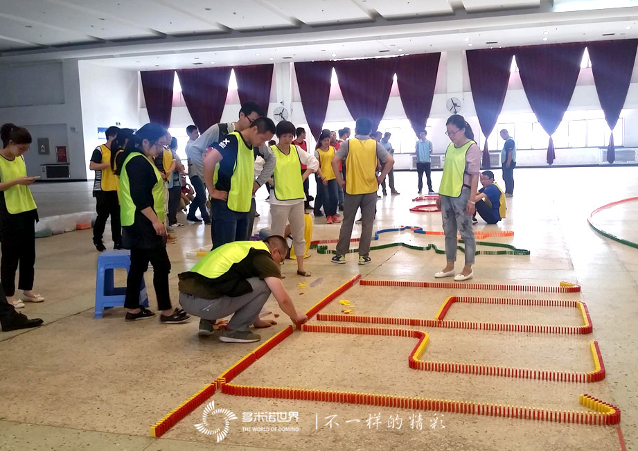 富士康黨團(tuán)干部“兩學(xué)一做”多米諾團(tuán)隊(duì)拓展